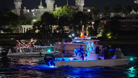 Barcos-Iluminados-De-Vacaciones-En-Un-Desfile-En-El-Río-Hillsborough-Por-La-Noche-En-Tampa,-Florida