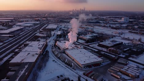 Eine-Aufschlussreiche-Aufnahme-Der-Dampfenden-Fabrik-Und-Der-Innenstadt-Von-Calgary