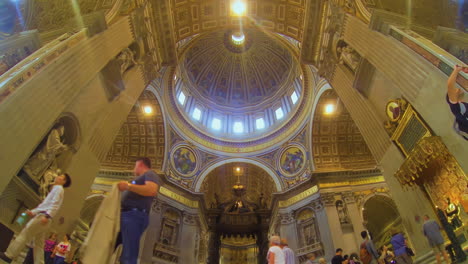 Vista-Interior-De-La-Cúpula-De-La-Basílica-De-San-Pedro,-Amplio-ángulo-Bajo-Con-Visitantes