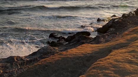 Grasklippen-Mit-Wunderschönem-Meer-Darunter-Mit-Zeitlupenwellen