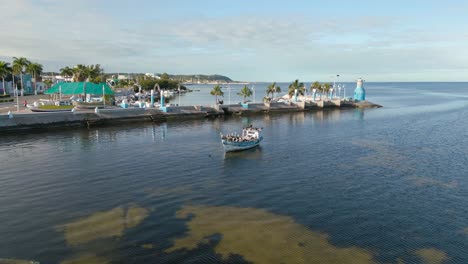 Pelicans-sit-huddled-together-in-a-boat-in-a-mexican-city-Campeche