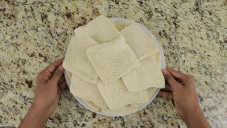 Toastscheiben-Auf-Einem-Teller,-Dazu-Weißbrot