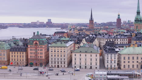 Toma-Aérea-De-Camiones-Del-Famoso-Horizonte-De-Gamla-Stan-En-Estocolmo