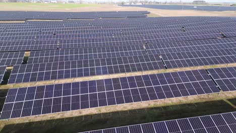 Solarfarm-Panel-Sonniger-Tag-Luft-Dolly-Zurück