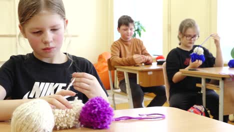 Kinder-Lernen-Handarbeiten-In-Der-Schule.-Bastelstunde-In-Der-Schule