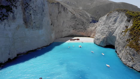 Imágenes-Aéreas-De-La-Bahía-De-Naufragios,-Playa-De-Navagio-En-Zakynthos,-Grecia