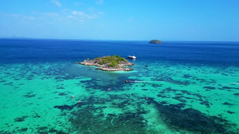 Playa-Acantilado-Rocoso-Isla-Azul-Turquesa-Mar