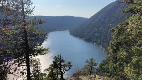 Ruhe-Vom-Gipfel:-Das-Majestätische-Panorama-Des-Paul-Lake