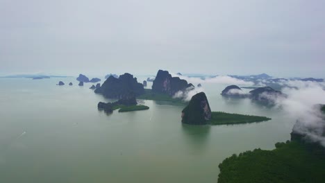 Luftaufnahmen-über-Die-Bucht-Von-Phang-Nga-In-Thailand-Mit-Kalksteininseln-Und-Mangrovenwäldern,-Die-Mit-Tief-Hängenden-Wolken-Bedeckt-Sind