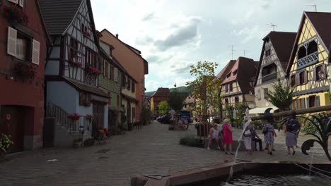 La-Gente-Descansa-En-El-Centro-De-La-Ciudad-De-Bergheim.