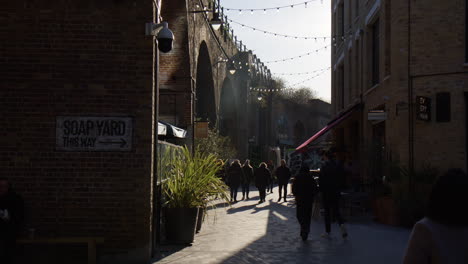 Southwark,-London,-Großbritannien-–-Die-Aktiven-Menschen-Manövrieren-Durch-Die-Schmutzige-Gasse-Der-Belebten-Borough-Yards-–-Zeitlupe