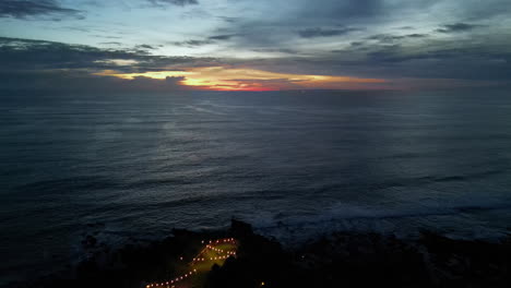 Letzte-Momente-Des-Klassischen-Bali-Sonnenuntergangs-In-Der-Nähe-Von-Tanah-Lot,-Indonesien