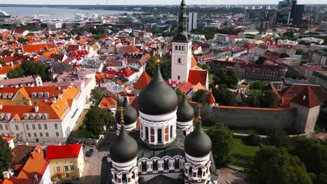 Casco-Antiguo,-Catedral-Alexander-Nevsky-De-Tallin,-Estonia,-Zumbido,-Centro-De-La-Ciudad
