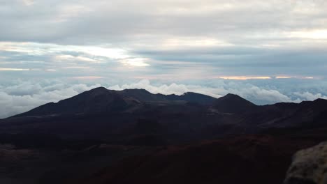 Amanecer-Con-El-Sol,-El-Cráter-Y-La-Cubierta-De-Nubes-Hinchadas-En-La-Cima-Del-Cráter-De-La-Cumbre-Del-Volcán-En-El-Parque-Nacional-Haleakala,-Que-Es-Un-Enorme-Volcán-En-Escudo,-Maui,-Hawai,-Estados-Unidos