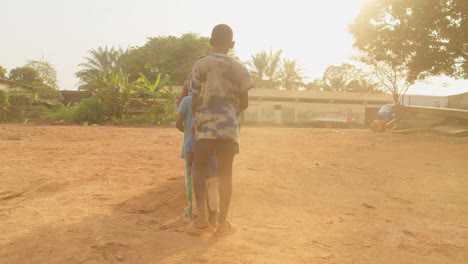 Gruppen-Schwarzer-Schulkinder-Aus-Einem-Drittweltland-Spielen-Auf-Der-Straße-Mit-Einem-Autoreifen-In-Madagaskar