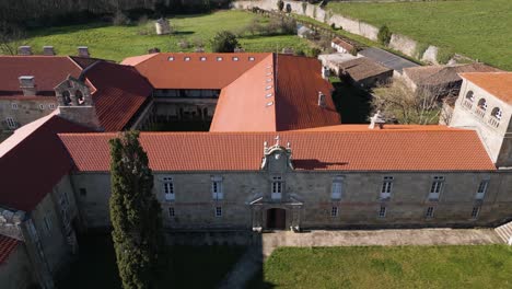 El-Dron-Desciende-Inclinándose-Hacia-La-Entrada-Del-Monasterio-De-San-Salvador-De-Ferreira.