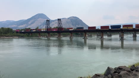 Tapiz-De-Transporte:-Tren-Cn-En-El-Puente-Del-Río-Kamloops