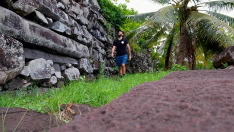 Touristen-Besuchen-Die-Antike-Stadt-Nan-Madol-Und-Spazieren-Um-Die-Großen-Steinernen-Außenmauern-Der-Ruinen