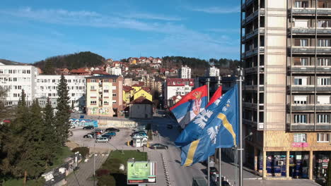 Ciudad-De-Uzice-Y-Bandera-Nacional-Serbia-Ondeando-En-El-Viento-En-El-Centro-De-La-Ciudad-En-Un-Día-Soleado