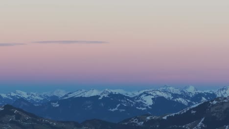 Imágenes-De-Drones-Que-Muestran-La-Belleza-Etérea-Del-Amanecer-Iluminando-La-Silueta-De-Una-Cadena-Montañosa-Nevada.