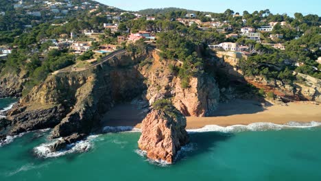 Acantilados-De-Rocas-En-Medio-Del-Mar-Mediterráneo,-Playa-Virgen-Azul,-Paraíso-Turquesa-Pals