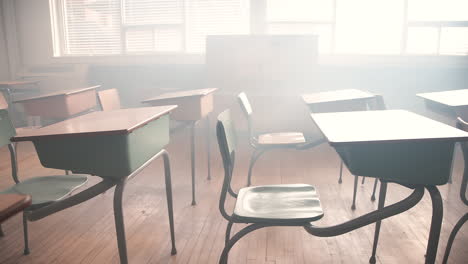 Klassenzimmer-Schreibtisch-Herauszoomen-In-Einer-Schule-In-Amerika
