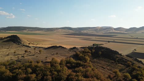 Vista-Panorámica-Aérea-Del-Paisaje-Estepario-Montañoso-Durante-El-Amanecer