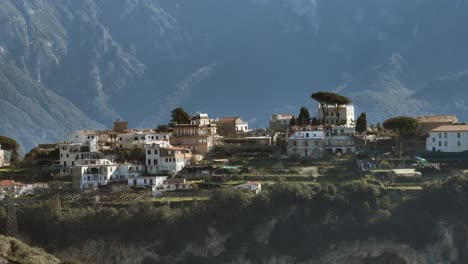 Cliffside-view-of-Ravello,-Italy-with-Mediterranean-architecture-in-daylight
