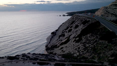 Vista-Espectacular-De-La-Roca-De-Afrodita-Cerca-De-Paphos,-Chipre,-Durante-La-Puesta-De-Sol