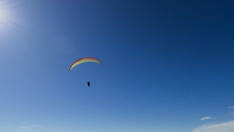 Tres-Parapentes-Volando-A-Través-Del-Sol-Brillante-En-Un-Hermoso-Día-En-El-Planeador-Torrey-Pines-En-La-Jolla,-California