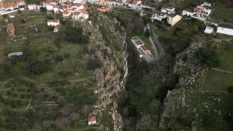Valdigem-Dorfkaskade,-Lamego,-Portugal---Luftaufnahme
