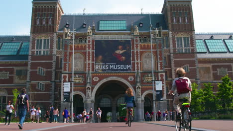 Popular-tourist-attraction-Rijks-Museum-in-Amsterdam,-travel-destination-Europe