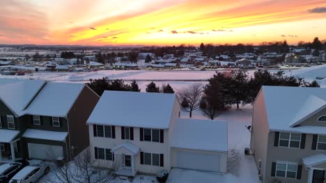 Barrio-Americano-Cubierto-De-Nieve-Bajo-El-Atardecer-Naranja-En-Invierno.