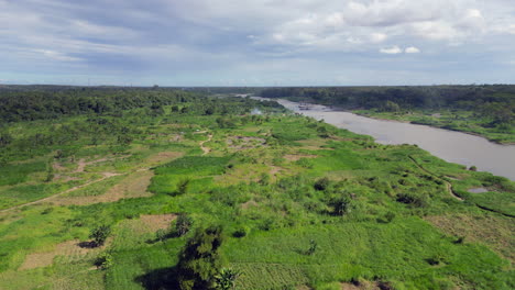 Llanuras-Aluviales-Cerca-De-Yogyakarta,-Indonesia,-Sobrevuelo-Con-Drones