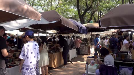 Berühmter-Jing-Jai-Wochenendmarkt-In-Chiang-Mai-Voller-Menschen