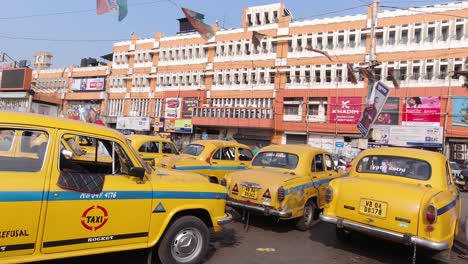 El-Taxi-Amarillo-Y-La-Estación-Sealda-Continúan-Llevando-La-Larga-Tradición-De-Kolkata.