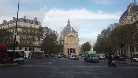 Verkehr-An-Der-Kreuzung-Bei-Der-Kirche-Saint-Augustin-In-Paris