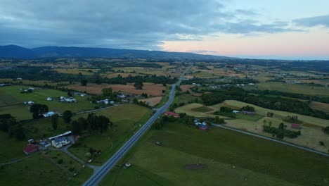 Chiloé-Al-Atardecer-Con-Amplios-Paisajes-Y-Una-Serena-Carretera,-Vista-Aérea