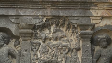 Nahaufnahme-Von-In-Fels-Gehauenen-Skulpturen-Von-Gott-Und-Göttin,-Gemalte-Kunstwerke-Der-Ellora-Höhlen,-Maharashtra,-Indien