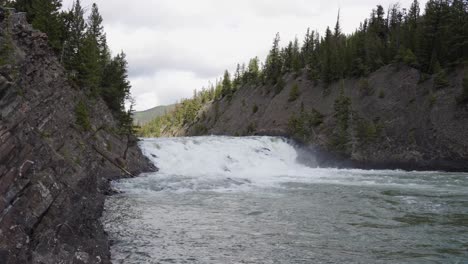 Río-Rocoso-Corriendo-En-Primavera