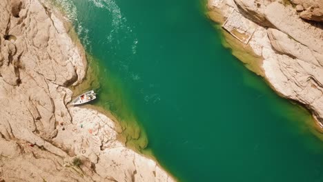 Grüner-Fluss-Und-Das-Boot-Am-Flussufer,-Farbenfrohes,-Lebendiges,-Freudiges-Abenteuer-Im-Sommer,-Wassersport,-Touristenattraktion,-Urlaub,-Großer-Bach-Im-Canyon,-Felsklippe,-Tal,-Wunderbare-Naturlandschaft