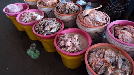 En-El-Mercado-De-Laos,-Hay-Una-Exhibición-De-Varios-Tipos-De-Pescado-En-Conserva-Cuidadosamente-Dispuestos-Dentro-De-Un-Cubo.