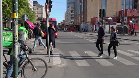 Straßenverkehr-In-Coronazeiten-In-Stockholm,-Lieferant-Mit-Gesichtsmaske