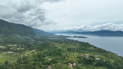 La-Verde-Isla-De-Samosir-En-Medio-Del-Extenso-Lago-Toba,-Bajo-Un-Espectacular-Cielo-Nublado.
