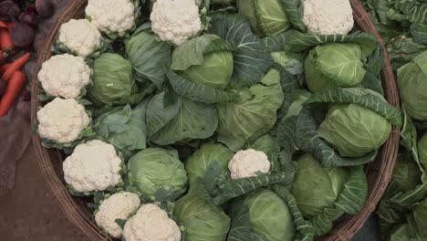 En-El-Mercado-Se-Vende-Repollo-Y-Coliflor.