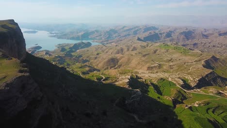 Un-Maravilloso-E-Impresionante-Paisaje-De-Acantilado-De-Roca,-Abismo,-Promontorio,-Tierras-Altas,-Lago-De-Presa-Junto-Al-Mar,-En-Primavera,-Verano,-Temporada-De-Aventuras,-Viaje-A-Medio-Oriente,-Asia,-Vista-Escénica-De-Senderismo,-Fondo-Aéreo.