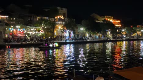 Vietnam-Hoi-An-Laternenboot-Schwimmt-Auf-Dem-Thu-Bon-Fluss-Vor-Dem-An-Hoi-Nachtmarkt