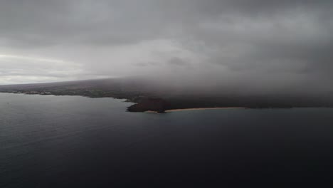 Epische-Luftaufnahme-Eines-Fluges-Durch-Die-Wolken,-Die-Einen-Wunderschönen-Strand-Im-Süden-Von-Maui,-Maui-County,-Hawaii-Einfängt
