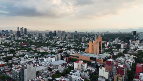 Vista-Aérea-Que-Se-Eleva-Sobre-El-Paisaje-Urbano-De-Polanco,-Tarde-Brumosa-En-La-Ciudad-De-México