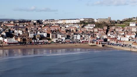 Imágenes-Aéreas-Del-Casco-Antiguo-De-Scarborough-Con-Playa-Y-Océano.